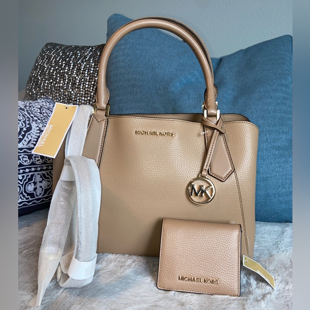 Authentic MK KIMBERLY purse and wallet
2 Pieces
Color DARK KHAKI  SIZE LARGE